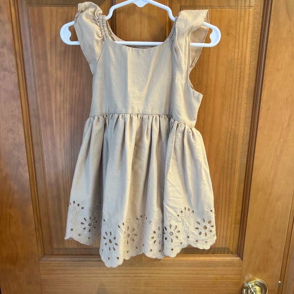 Gap Toddler eyelet dress! 4 for $20, anything $8 and under, bundle and offer! - Picture 2 of 4